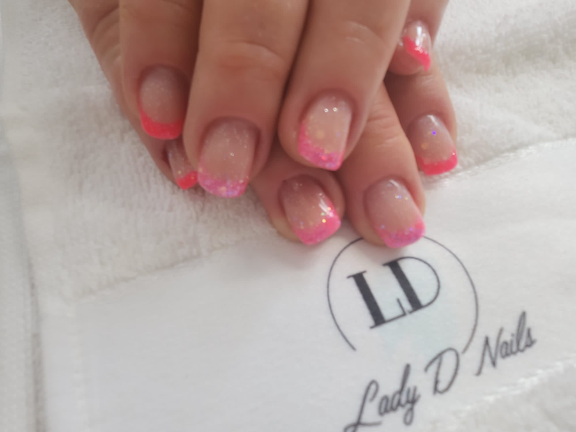 Nägel mit pinker Glitzer-French-Spitze