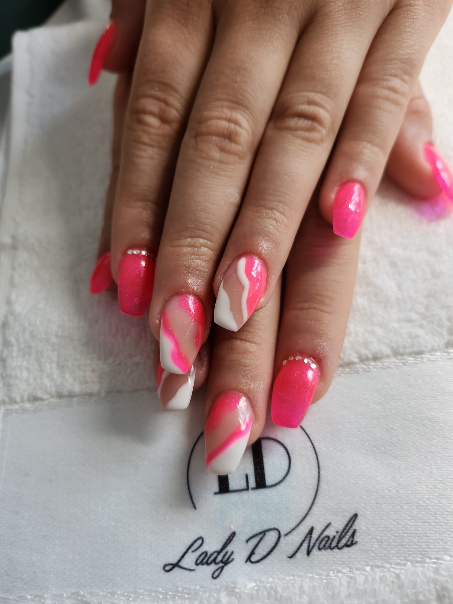 Pinke Nägel mit weisser Marmoroptik und Strasssteinen
