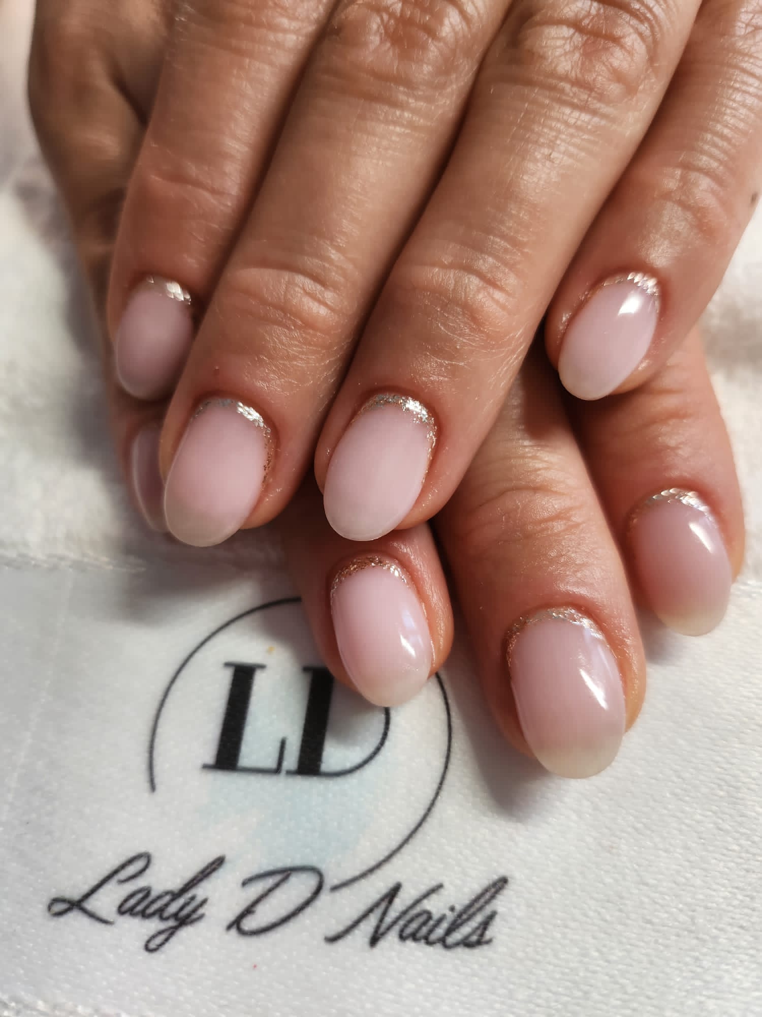 Zarte nude Nägel mit silberner Linie am Nagelbett