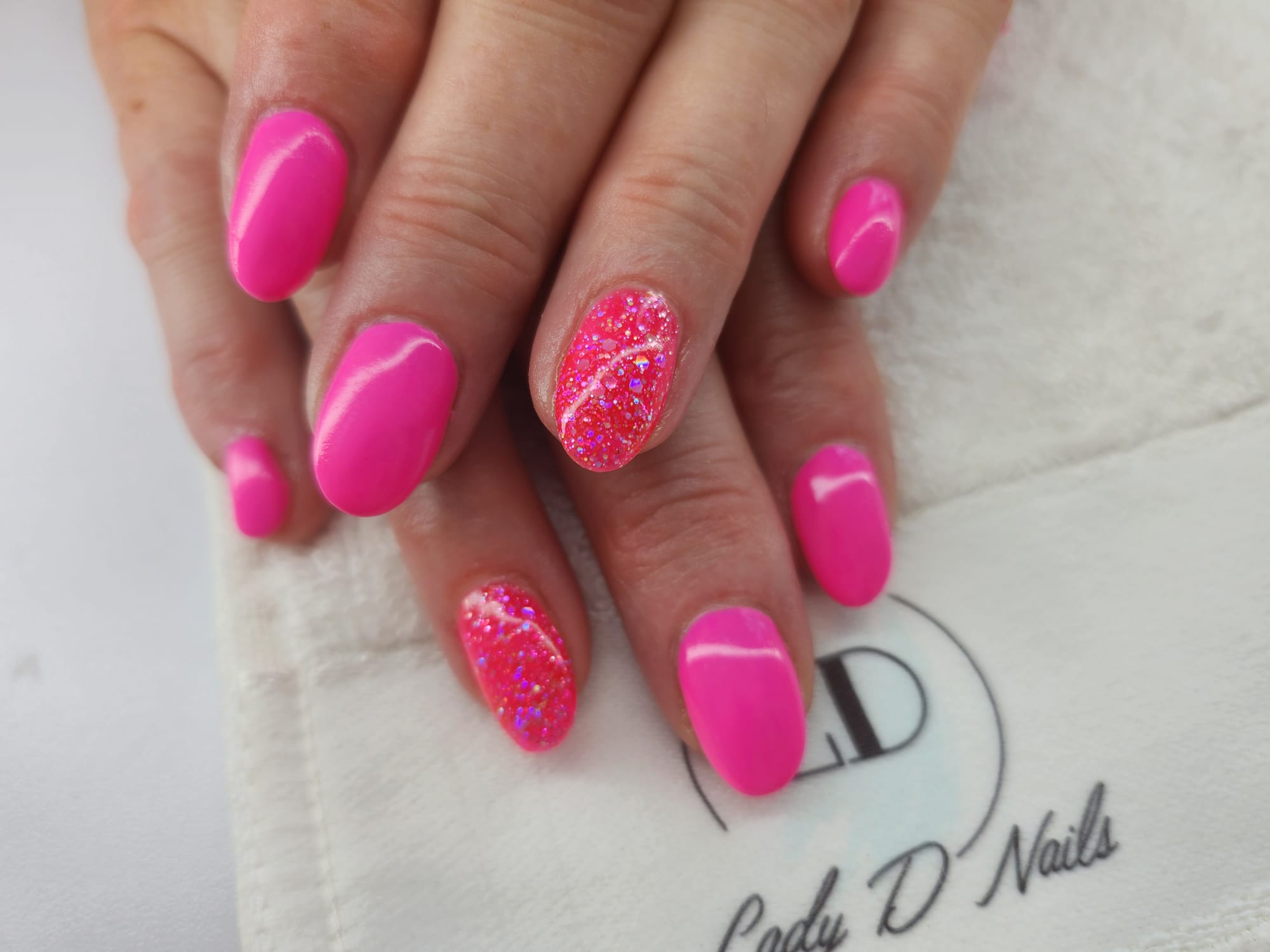 Neonpinke Nägel mit glitzerndem Akzentnagel
