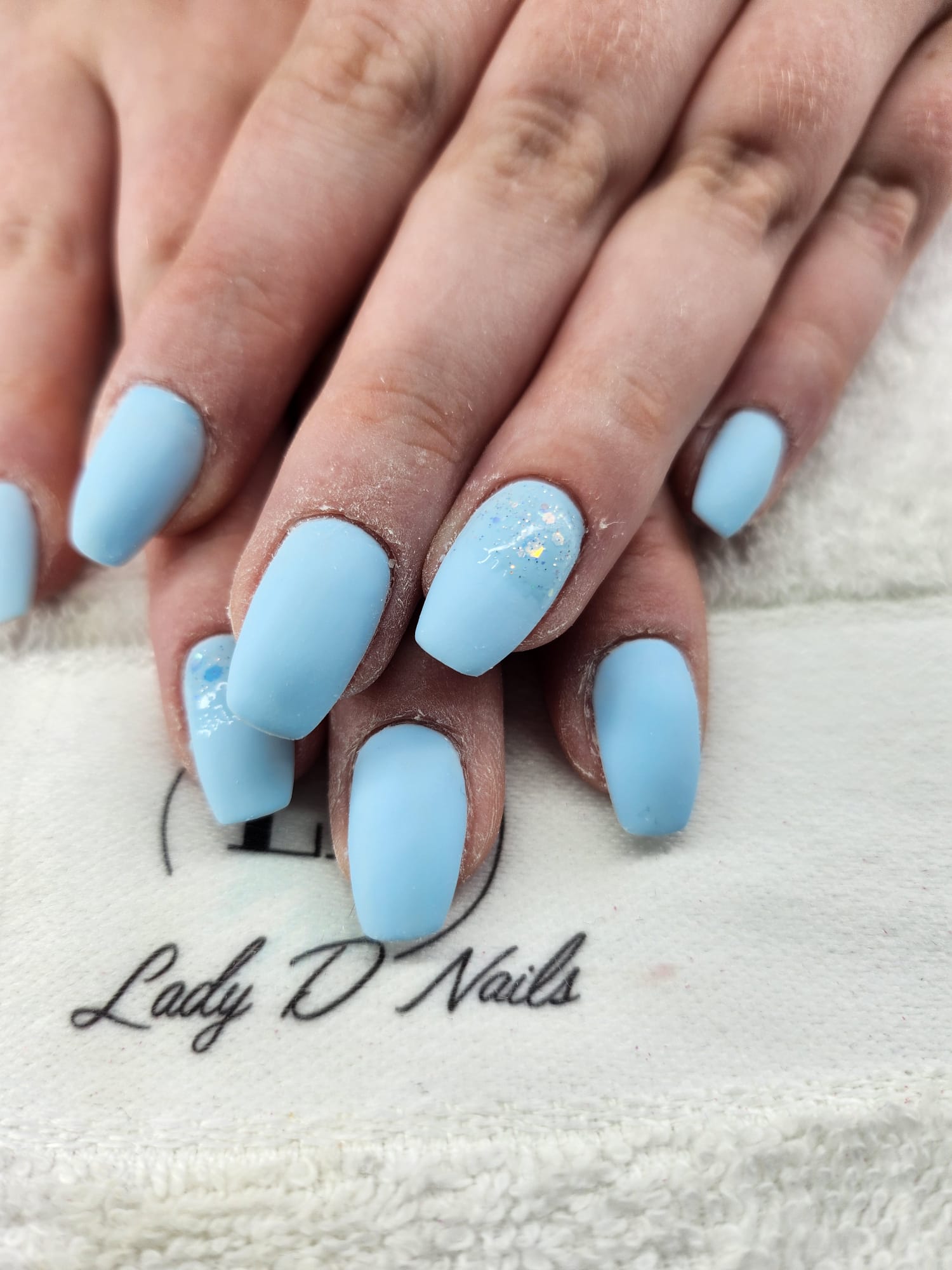 Matte babyblaue Nägel in Ballerinaform mit Glitzer-Akzentnagel