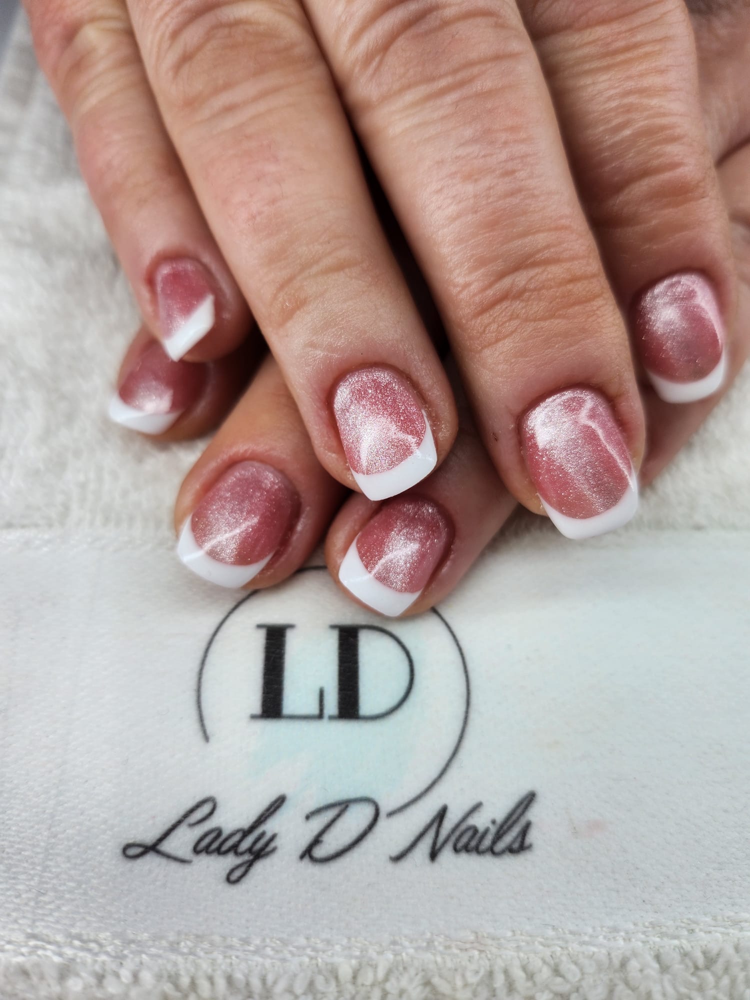 Kurze Nägel mit weisser French-Spitze und rosé schimmerndem Nagelbett